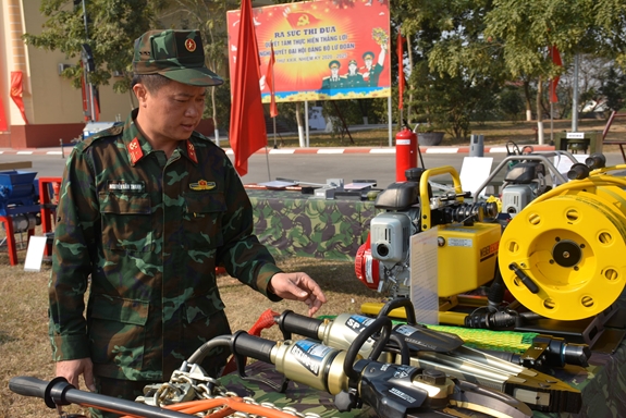 Thiếu tá QNCN Nguyễn Văn Thanh giới thiệu bộ cứu hộ thủy lực.